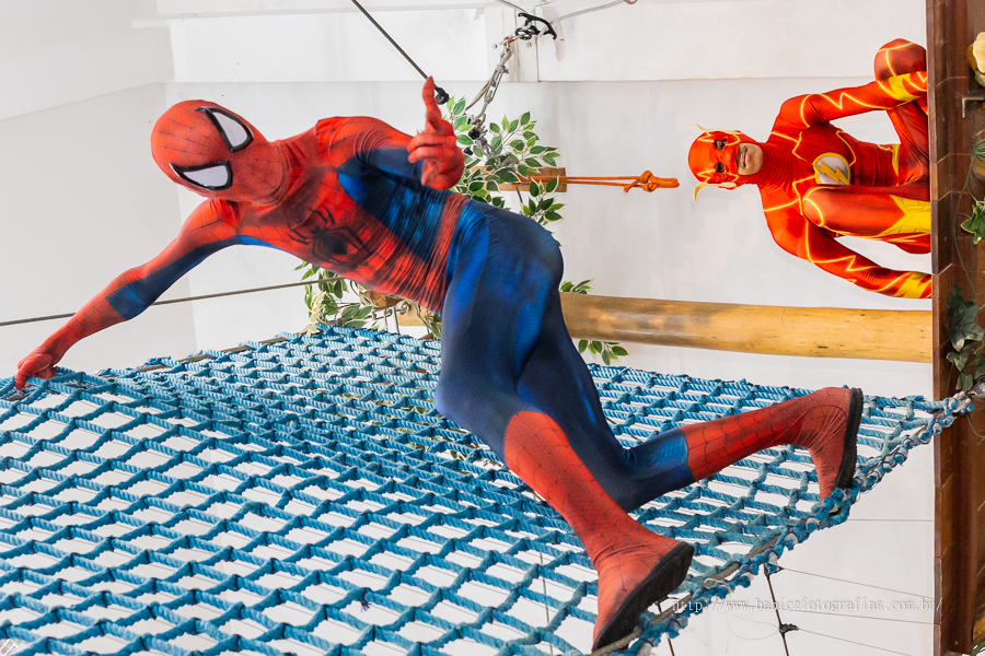 Fotografia  dos personagens da liga da justiça e vingadores na feita para comemorar o 2 aninho do Theo  no buffet buffet em Maringá. 