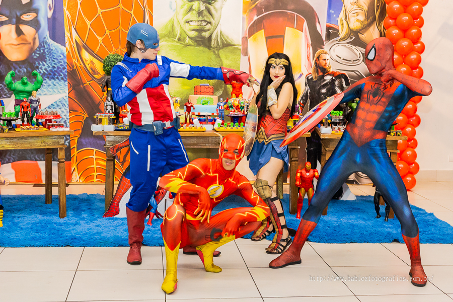 Fotografia  dos personagens da liga da justiça e vingadores na feita para comemorar o 2 aninho do Theo no buffet jungle friends maringa. 