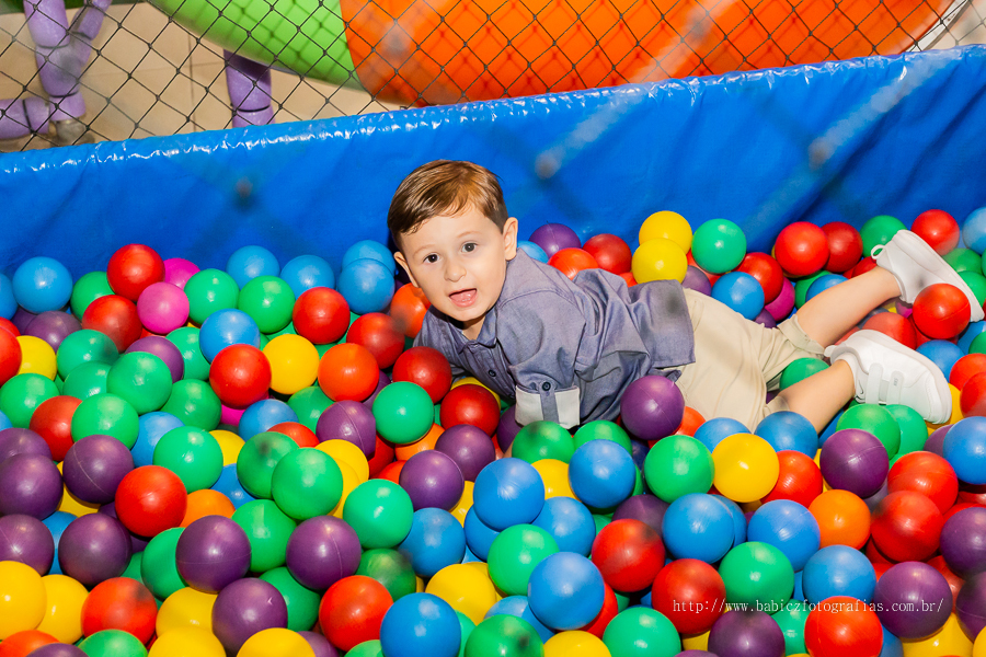 Fotografia do aniversariante brindo, sua festa com decoração da liga da justiça e vingadores no Jungle Frends em Maringá.
