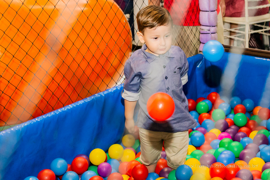 Fotografia do aniversariante brindo, sua festa com decoração da liga da justiça e vingadores no Jungle Frends em Maringá.