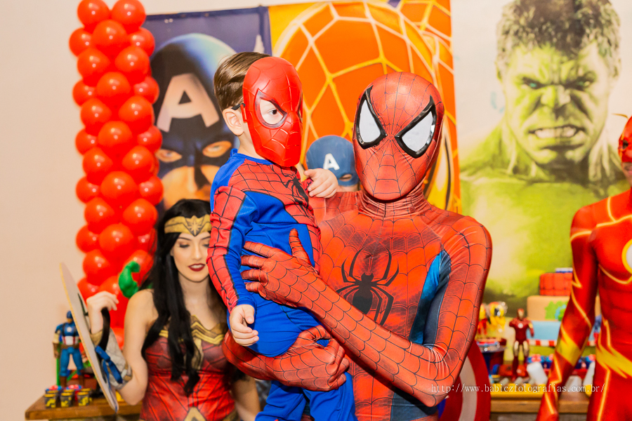 Fotografia do aniversariante no colo do super aranha da liga da justiça e vingadores no Jungle Frends em Maringá.