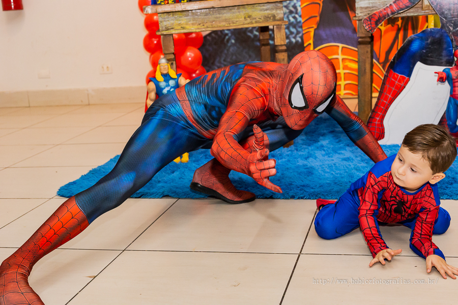 Festa Aniversário Infantil com decoração da liga da justiça e vingadores feita para comemorar o 2 aninho do Theo em Maringá. Fotografa Rose Babicz fez fotos lindas deste evento de Aniversario da empresa Babicz Fotografias.