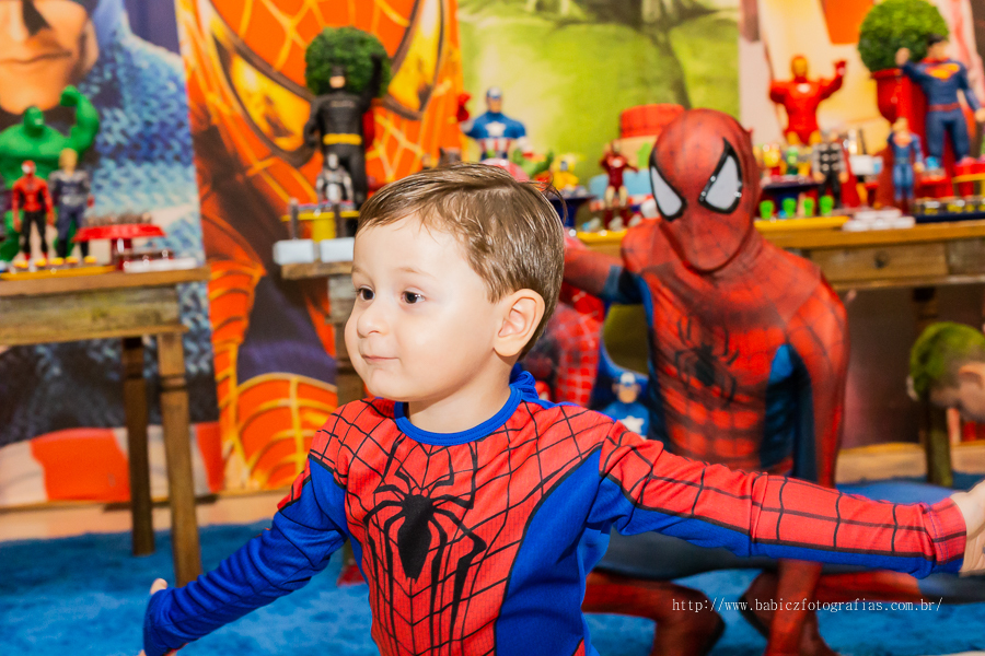 Fotografia do aniversariante Théo brincando com o homem aranha e os personagens da liga da justiça e vingadores feita para comemorar o 2 aninho do Theo em Maringá. 