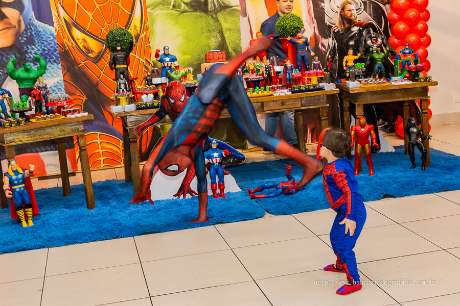 Fotografia do aniversariante Théo brincando com o homem aranha e os personagens da liga da justiça e vingadores feita para comemorar o 2 aninho do Theo em Maringá. 
