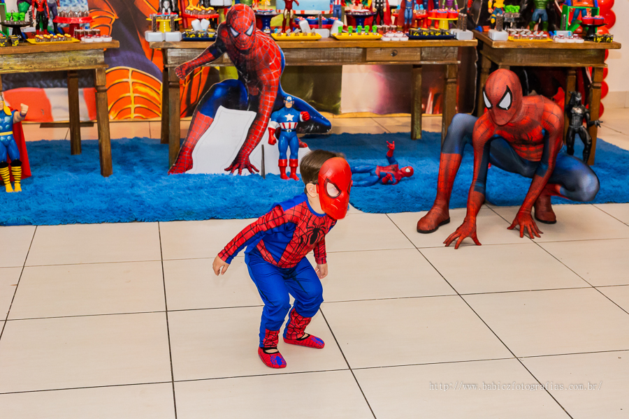 Fotografia do aniversariante Théo brincando com o homem aranha e os personagens da liga da justiça e vingadores feita para comemorar o 2 aninho do Theo em Maringá. 