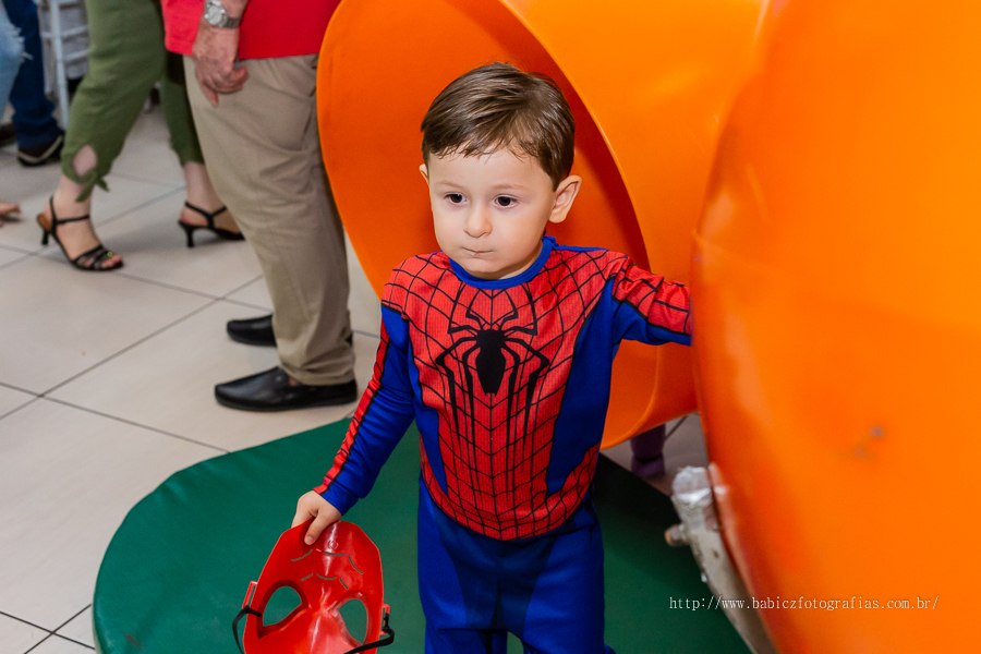 Fotografia do aniversariante Théo brincando com o homem aranha e os personagens da liga da justiça e vingadores feita para comemorar o 2 aninho do Theo em Maringá.