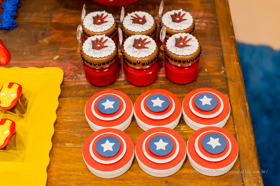 Fotografia Festa Aniversário Infantil com decoração da liga da justiça. Foto de doces personalizados