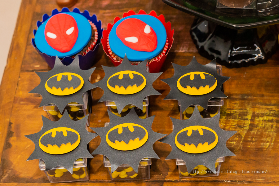 Fotografia Festa Aniversário Infantil com decoração da liga da justiça. Foto de doces personalizados