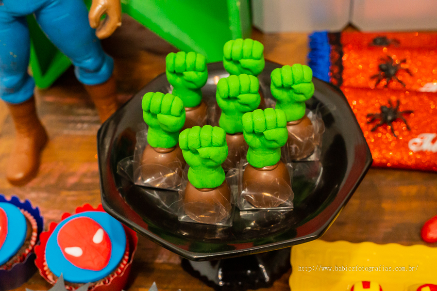 Fotografia Festa Aniversário Infantil com decoração da liga da justiça. Foto de doces personalizados