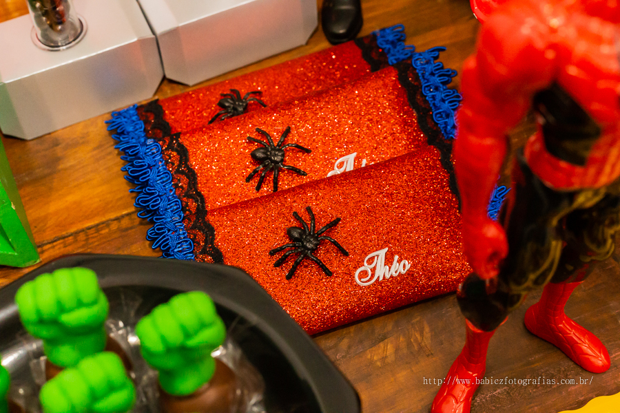 Foto de doces personalizados, na decoração da liga da justiça