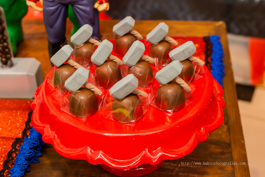 Foto de doces personalizados, na decoração da liga da justiça