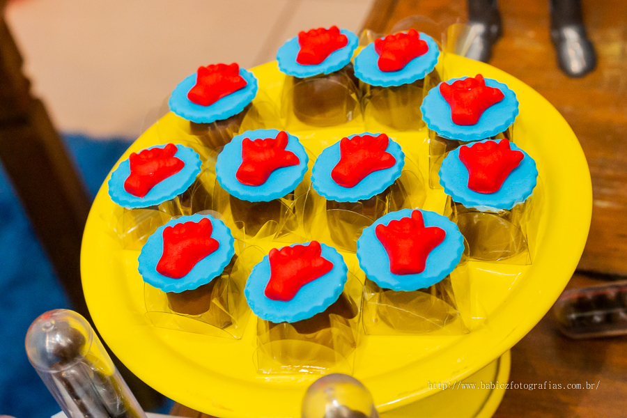 Foto de doces personalizados, na decoração da liga da justiça