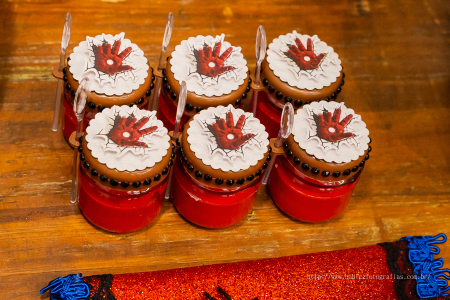 Foto de doces personalizados, na decoração da liga da justiça