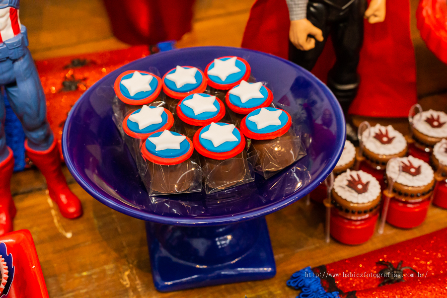 Foto de doces personalizados, na decoração da liga da justiça