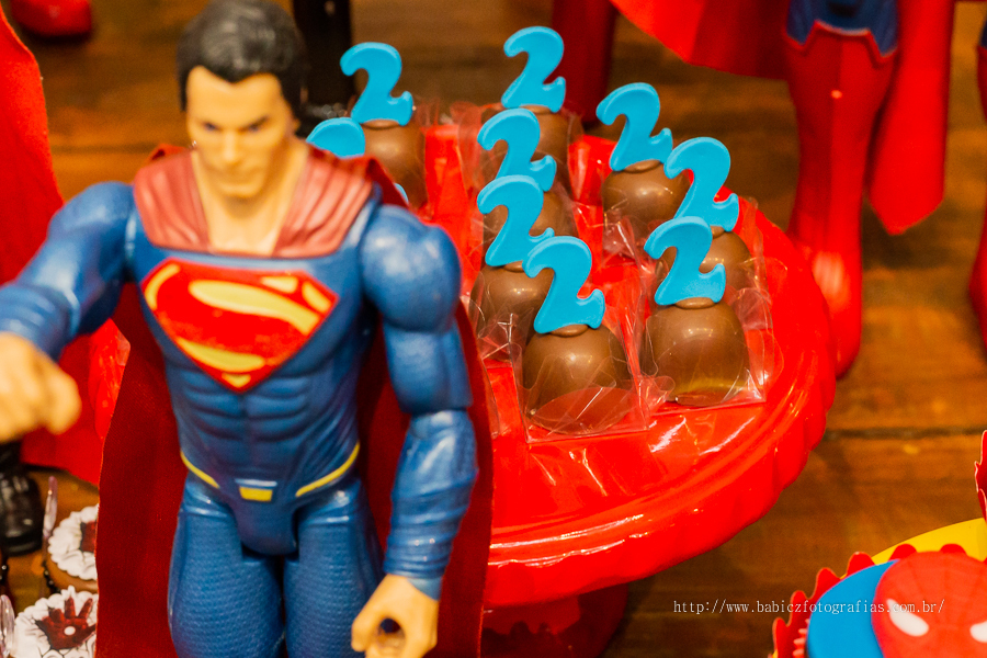 Foto de doces personalizados, na decoração da liga da justiça