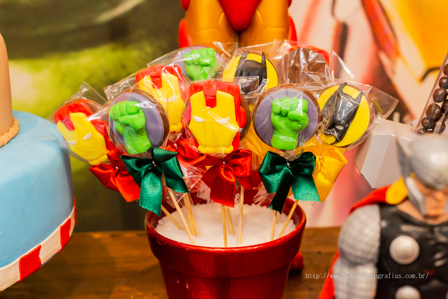 Festa Aniversário Infantil com decoração Foto de doces personalizados, na decliga da justiça e vingadores feita para comemorar o 2 aninho do Theo em Maringá. Fotografa Rose Babicz fez fotos lindas deste evento de Aniversario da empresa Babicz Fotografias.