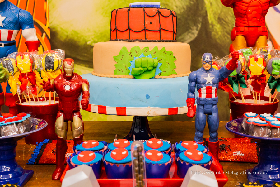 Festa Aniversário Infantil com decoração da liga da justiça e vingadores