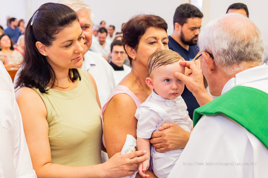 Batizado do Miguel na Paróquia Menino Jesus de Praga. Momentos lindos do batizado fotos de Rose Babicz no memento do sinal da cruz na testinha do bebe.