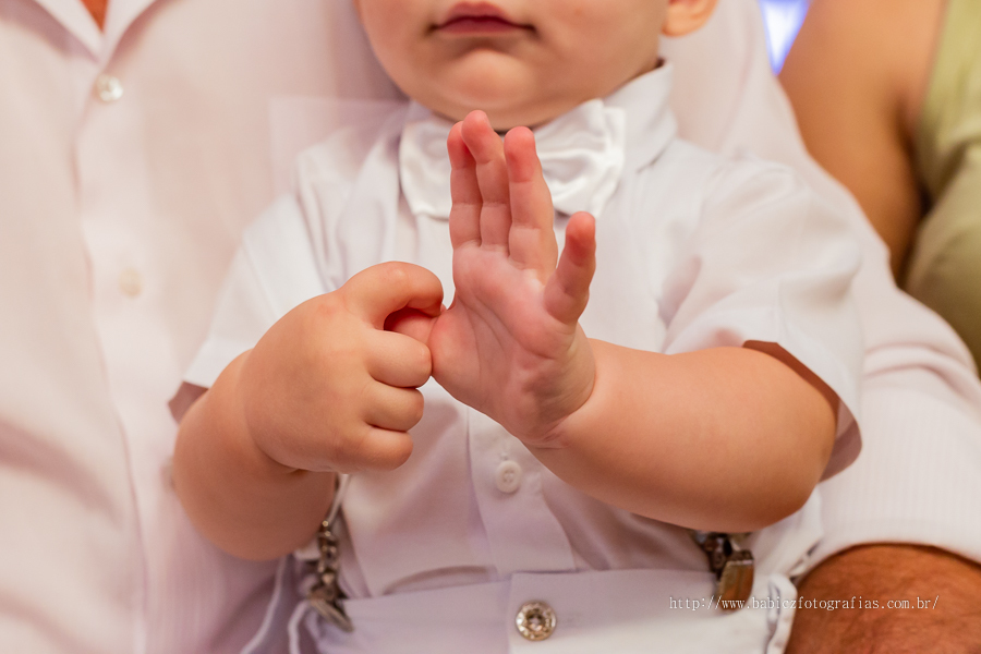 Batizado do Miguel na Paróquia Menino Jesus de Praga. Momentos lindos do batizado fotos de Rose Babicz dos dedinho