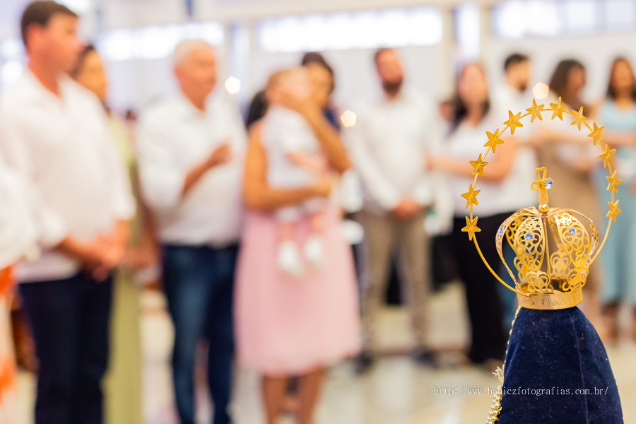 Batizado do Miguel na Paróquia Menino Jesus de Praga. Momentos lindos do batizado fotos de Rose Babicz no memento da consagração a nossa senhora aparecida