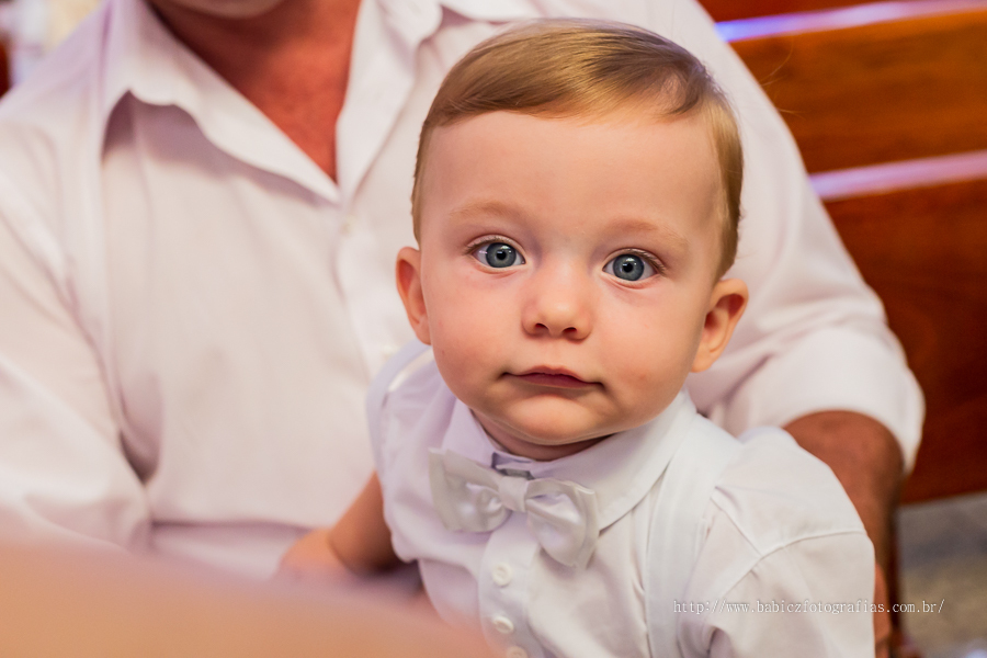 Batizado do Miguel na Paróquia Menino Jesus de Praga. Momentos lindos do batizado fotos de Rose Babicz olhando para camera.