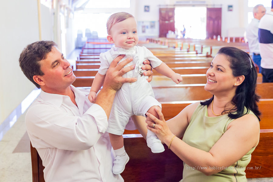 Batizado do Miguel na Paróquia Menino Jesus de Praga. Momentos lindos do batizado fotos de Rose Babicz do bebe sorrindo