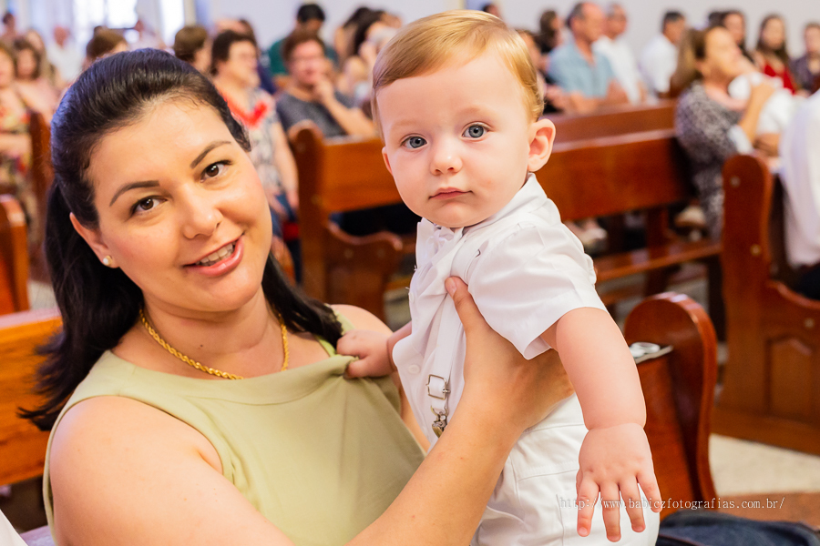 Batizado do Miguel na Paróquia Menino Jesus de Praga. Momentos lindos do batizado com fotos de Rose Babicz da mamae com o bebe