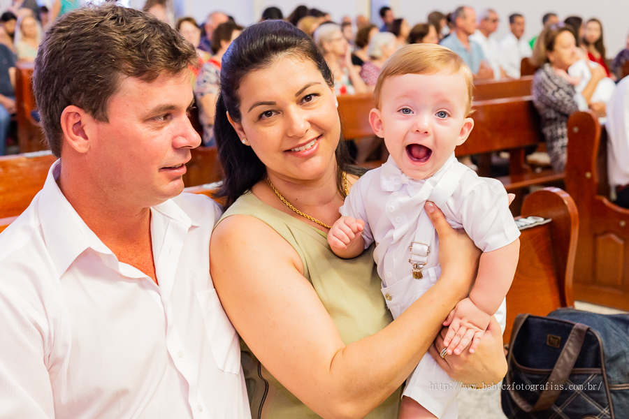 Batizado do Miguel na Paróquia Menino Jesus de Praga. Momentos lindos do batizado fotos de Rose Babicz da familia reunida com o bebe sorrindo