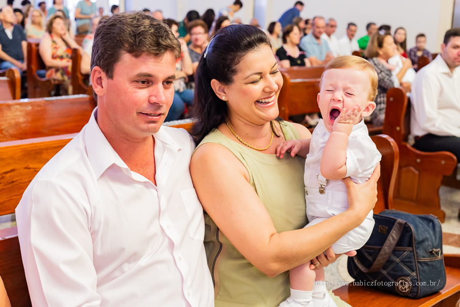 Batizado do Miguel na Paróquia Menino Jesus de Praga. Momentos lindos do batizado fotos de Rose Babicz com famila reunida e o filho bocejando