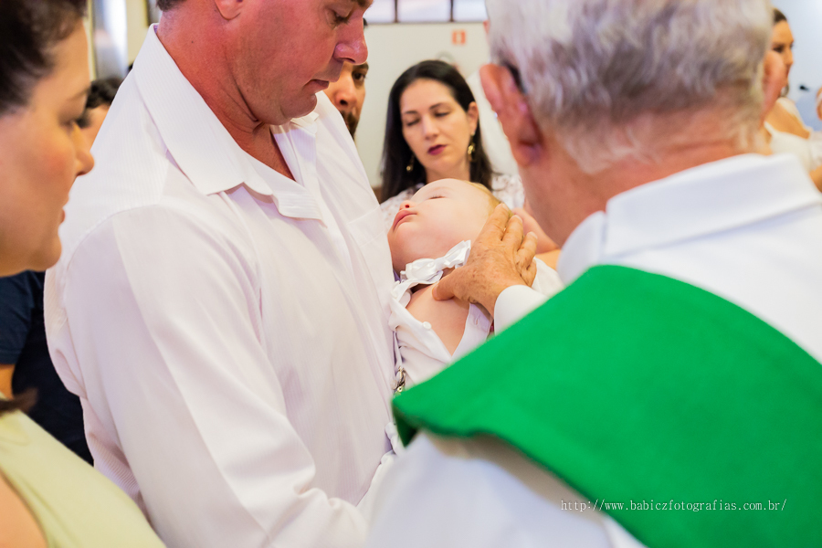 Batizado do Miguel na Paróquia Menino Jesus de Praga. Momentos lindos do batizado fotos de Rose Babicz no momento do sinal da cruz no peito do bebe.