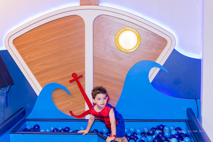 Festa de aniversario infantil do Lucca, decoracao homem aranha spider-man no buffet Fabula Maringa fotografado pela fotografa Rose Babicz. Aniversariante brincando