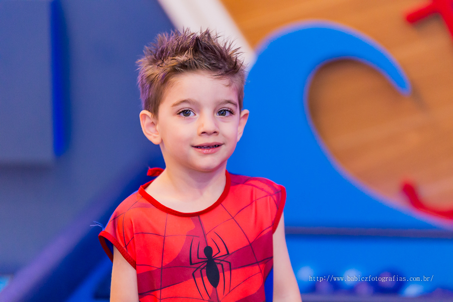 Festa de aniversario infantil do Lucca, decoracao homem aranha spider-man no buffet Fabula Maringa fotografado pela fotografa Rose Babicz. Aniversariante brincando
