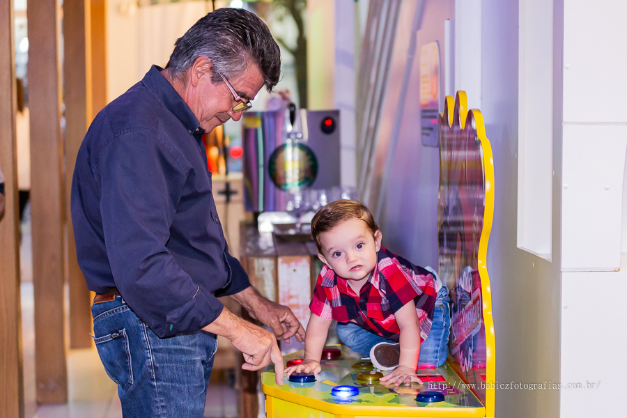 Festa de aniversario infantil do Lucca, decoracao homem aranha spider-man no buffet Fabula Maringa fotografado pela fotografa Rose Babicz. Aniversariante brincando