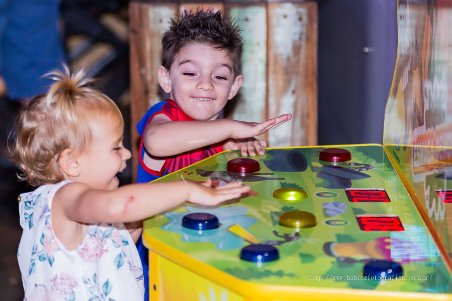 Festa de aniversario infantil do Lucca, decoracao homem aranha spider-man no buffet Fabula Maringa fotografado pela fotografa Rose Babicz. Aniversariante brincando