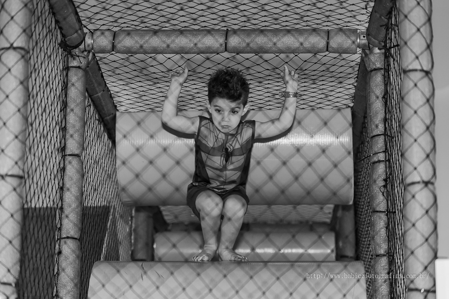 Festa de aniversario infantil do Lucca, decoracao homem aranha spider-man no buffet Fabula Maringa fotografado pela fotografa Rose Babicz. Aniversariante brincando