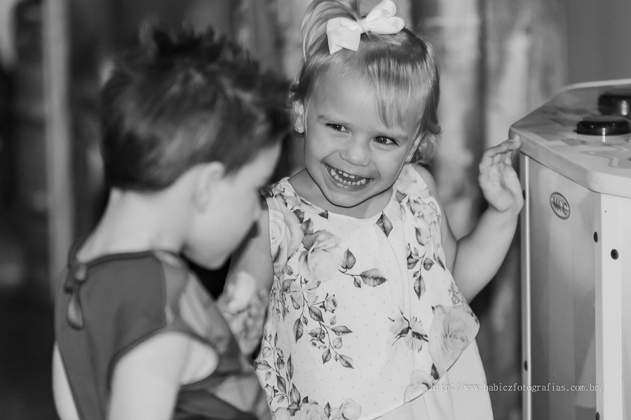 Festa de aniversario infantil do Lucca, decoracao homem aranha spider-man no buffet Fabula Maringa fotografado pela fotografa Rose Babicz. Aniversariante brincando com amiguinha super feliz.