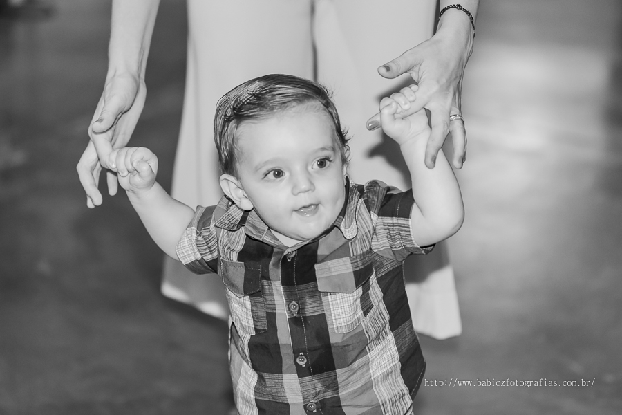 Festa de aniversario infantil do Lucca, decoracao homem aranha spider-man no buffet Fabula Maringa fotografado pela fotografa Rose Babicz. Aniversariante brincando