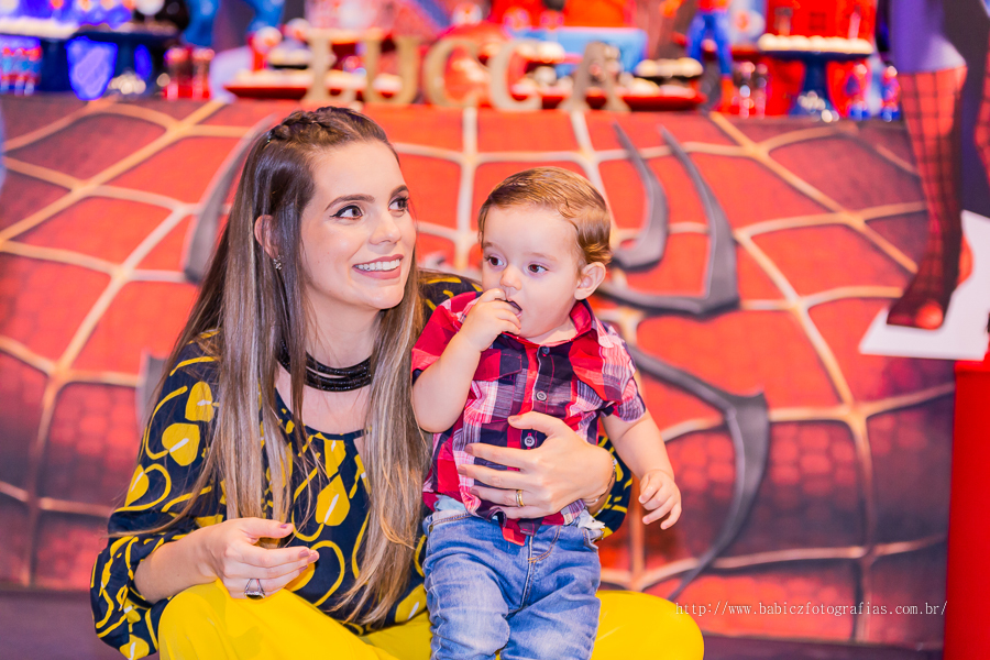 Festa de aniversario infantil do Lucca, decoracao homem aranha spider-man no buffet Fabula Maringa fotografado pela fotografa Rose Babicz. Aniversariante brincando