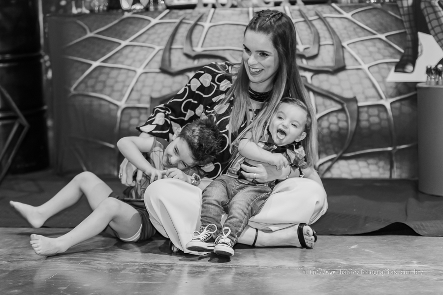 Festa de aniversario infantil do Lucca, decoracao homem aranha spider-man no buffet Fabula Maringa fotografado pela fotografa Rose Babicz. Aniversariante brincando com a mamae e irmao super felizes.