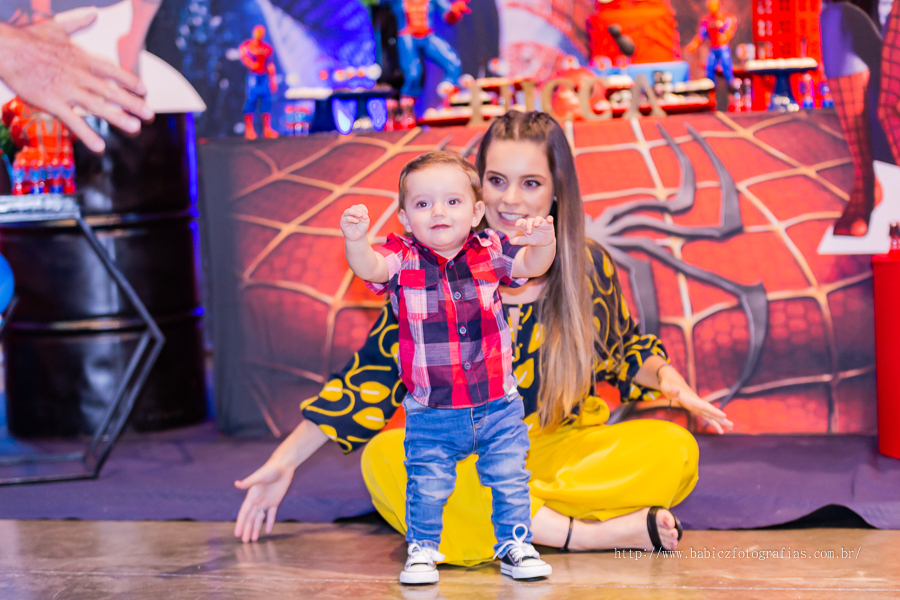 Festa de aniversario infantil do Lucca, decoracao homem aranha spider-man no buffet Fabula Maringa fotografado pela fotografa Rose Babicz. Menino dando os primeiros passos.