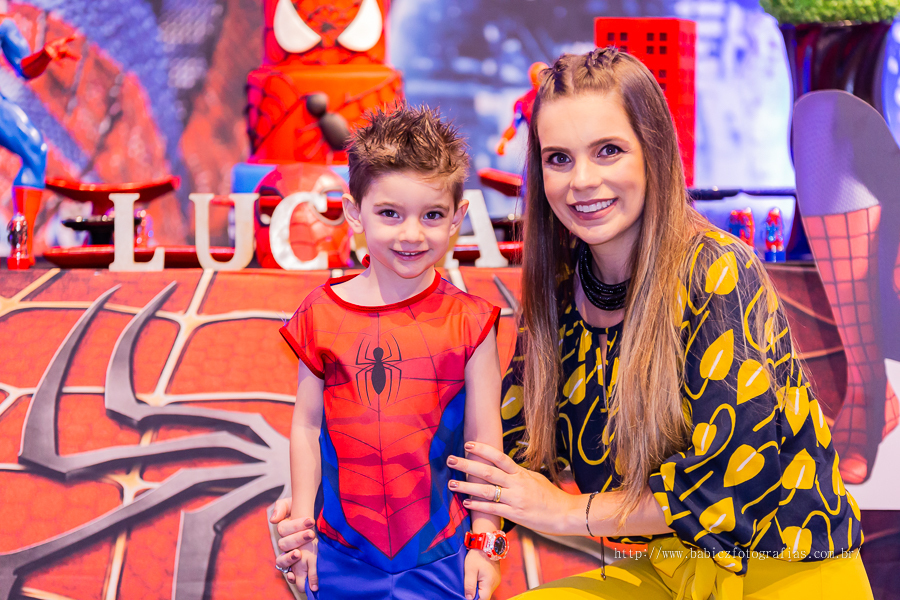 Festa de aniversario infantil do Lucca, decoracao homem aranha spider-man no buffet Fabula Maringa fotografado pela fotografa Rose Babicz. Mamae e filho lindo.