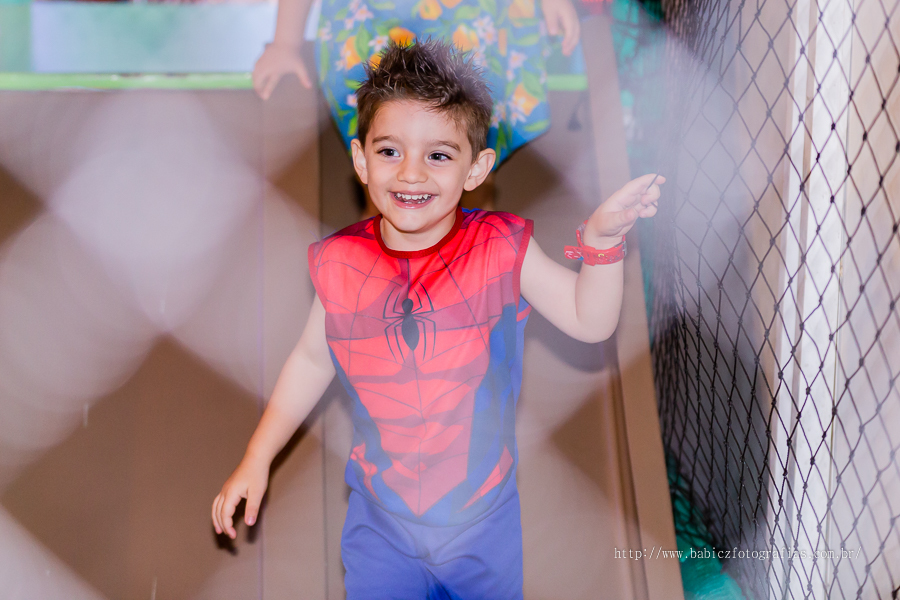 Festa de aniversario infantil do Lucca, decoracao homem aranha spider-man no buffet Fabula Maringa fotografado pela fotografa Rose Babicz. Aniversariante brincando