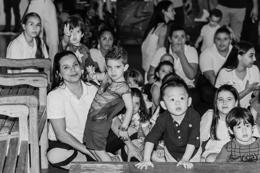 Festa de aniversario infantil do Lucca, decoracao homem aranha spider-man no buffet Fabula Maringa fotografado pela fotografa Rose Babicz. Aniversariante brincando