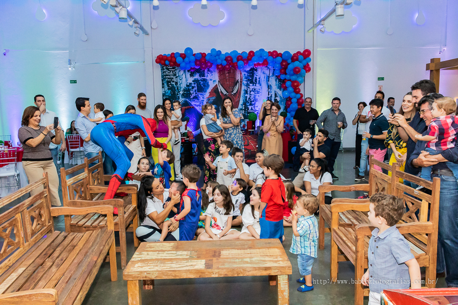 Festa de aniversario infantil do Lucca, decoracao homem aranha spider-man no buffet Fabula Maringa fotografado pela fotografa Rose Babicz. Aniversariante brincando