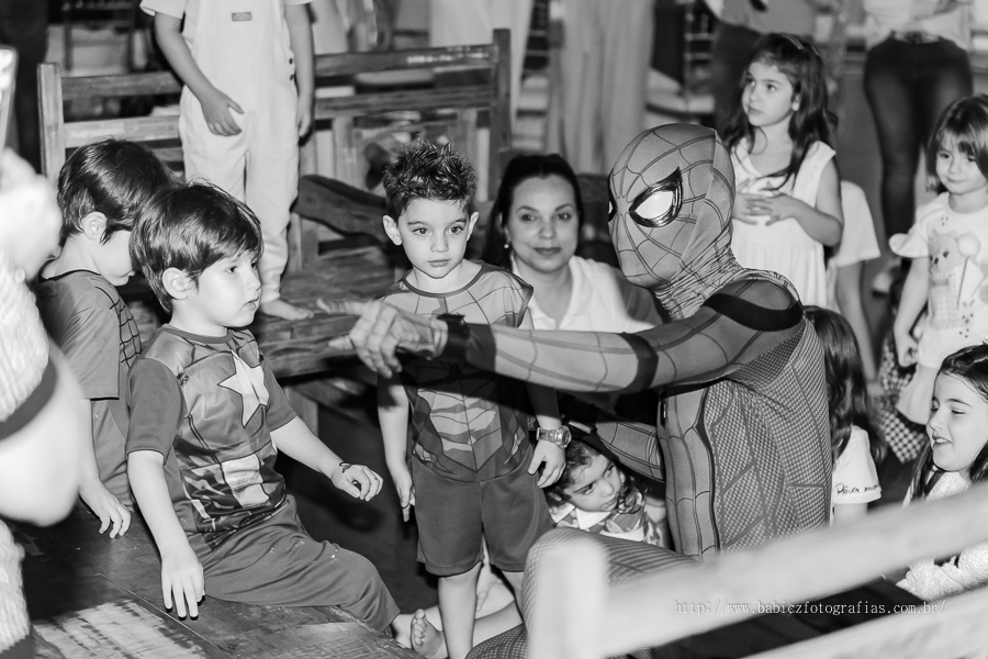 Festa de aniversario infantil do Lucca, decoracao homem aranha spider-man no buffet Fabula Maringa fotografado pela fotografa Rose Babicz. Aniversariante brincando