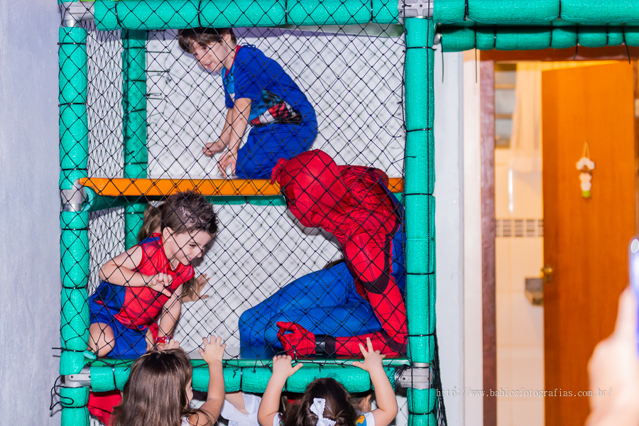 Festa de aniversario infantil do Lucca, decoracao homem aranha spider-man no buffet Fabula Maringa fotografado pela fotografa Rose Babicz. Aniversariante brincando
