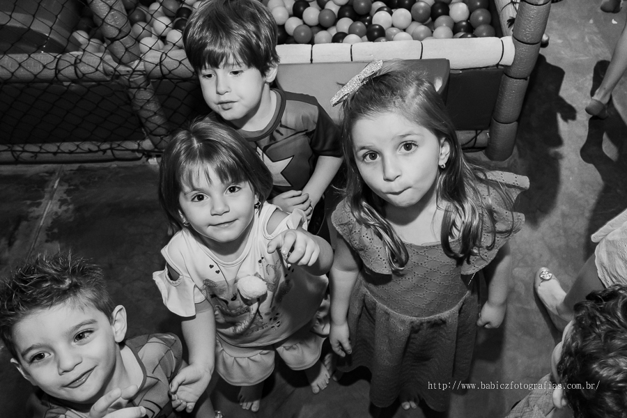 Festa de aniversario infantil do Lucca, decoracao homem aranha spider-man no buffet Fabula Maringa fotografado pela fotografa Rose Babicz. Aniversariante brincando