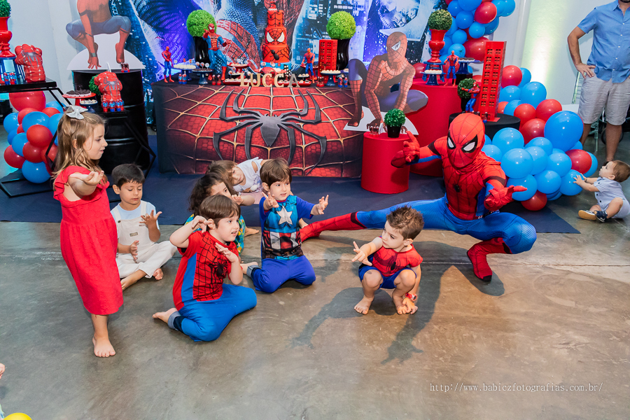 Festa de aniversario infantil do Lucca, decoracao homem aranha spider-man no buffet Fabula Maringa fotografado pela fotografa Rose Babicz. Aniversariante brincando