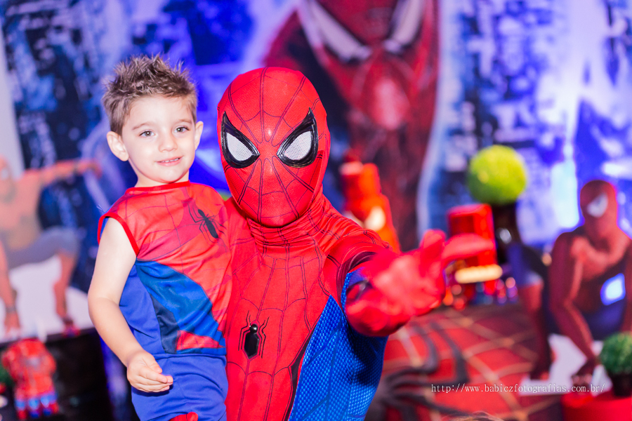 Festa de aniversario infantil do Lucca, decoracao homem aranha spider-man no buffet Fabula Maringa fotografado pela fotografa Rose Babicz. Aniversariante brincando