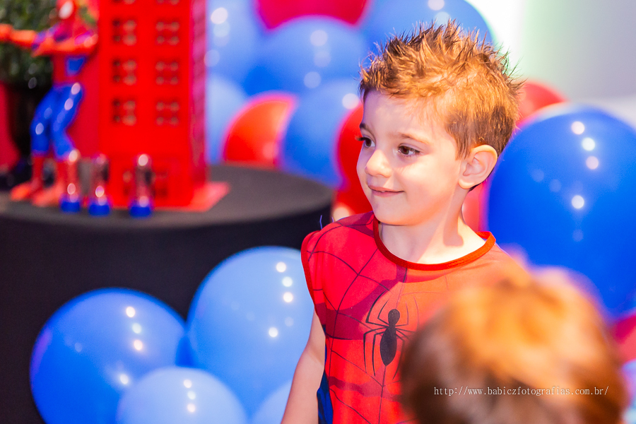 Festa de aniversario infantil do Lucca, decoracao homem aranha spider-man no buffet Fabula Maringa fotografado pela fotografa Rose Babicz. Aniversariante brincando
